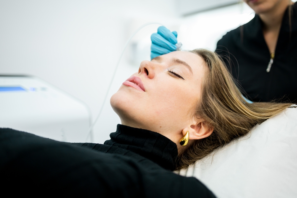 Side,View,Of,A,Young,Blonde,Girl,Undergoing,Carboxytherapy,Therapy